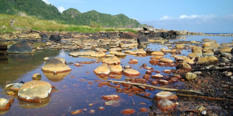 📷 Bebatuan berwarna coklat di Oi Pana Nanga Doro ini berubah warnanya akibat pengaruh air panas bumi. (Teguh).