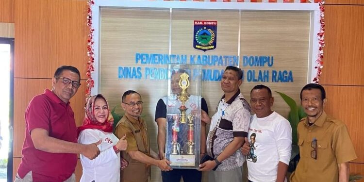 📷 Kepala dinas Dikpora (kanan/kemeja putih) menerima piala juara satu lomba kebersihan dan keindahan perkantoran tahun 2024. (Mami).