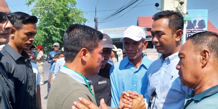 📷 Tim pemenangan Kelurahan Karijawa menyambut kedatangan calon Bupati Bambang Firdaus di pertigaan samping Masjid Raya Dompu. (my).